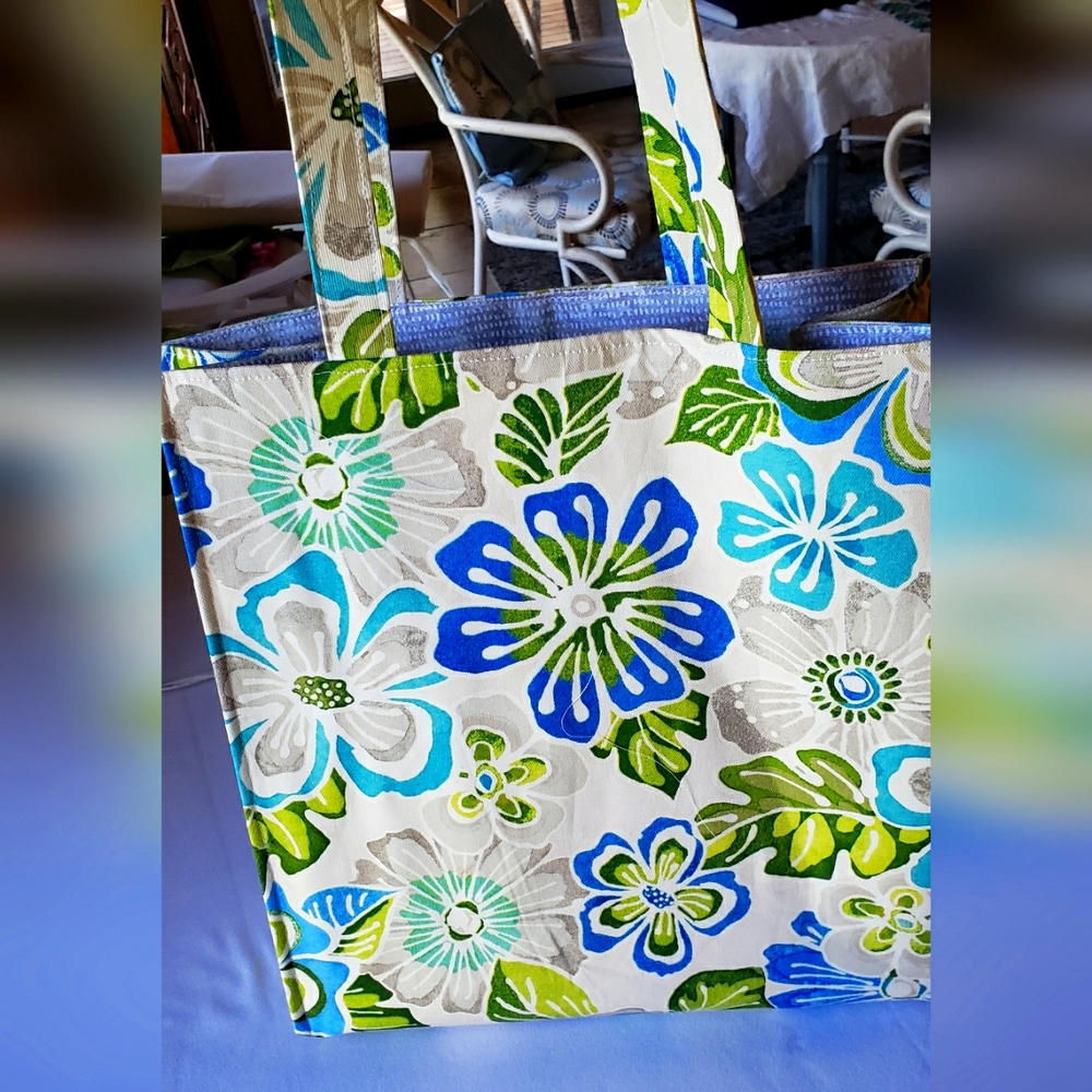 Canvas tote bag with interior pockets